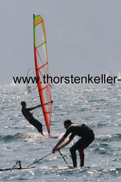 2531_Italien_Gardasee_Surfer vor Torbole