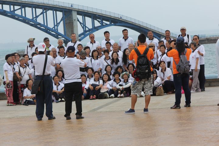 5247_Touristengruppe im Hafen